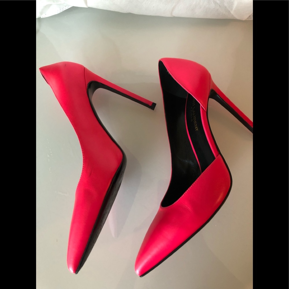 Yves Saint Laurent - Picture 2 of 3